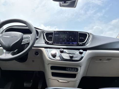 Used 2023 Chrysler Pacifica Touring-L FWD image 32