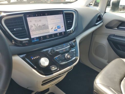 Used 2023 Chrysler Pacifica Touring-L FWD image 19