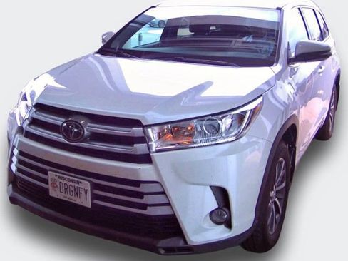 Used 2018 Toyota Highlander XLE AWD/4WD image 2