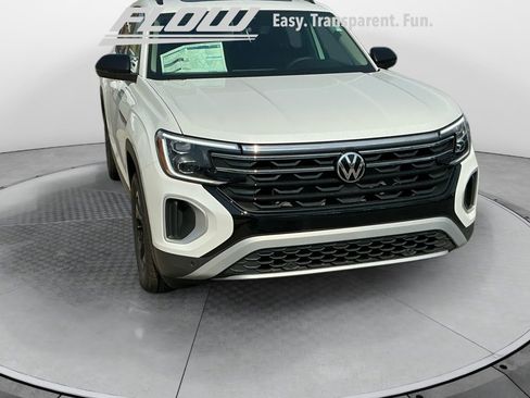New 2026 Volkswagen Atlas Peak Edition image 2