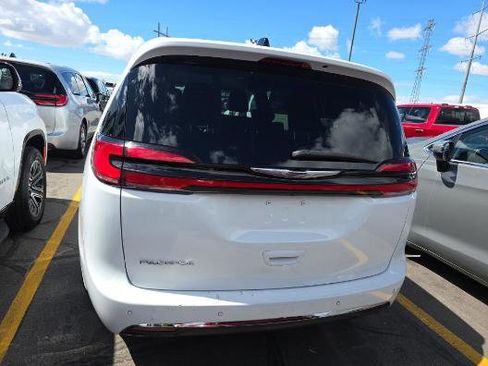 Used 2024 Chrysler Pacifica Touring-L image 6