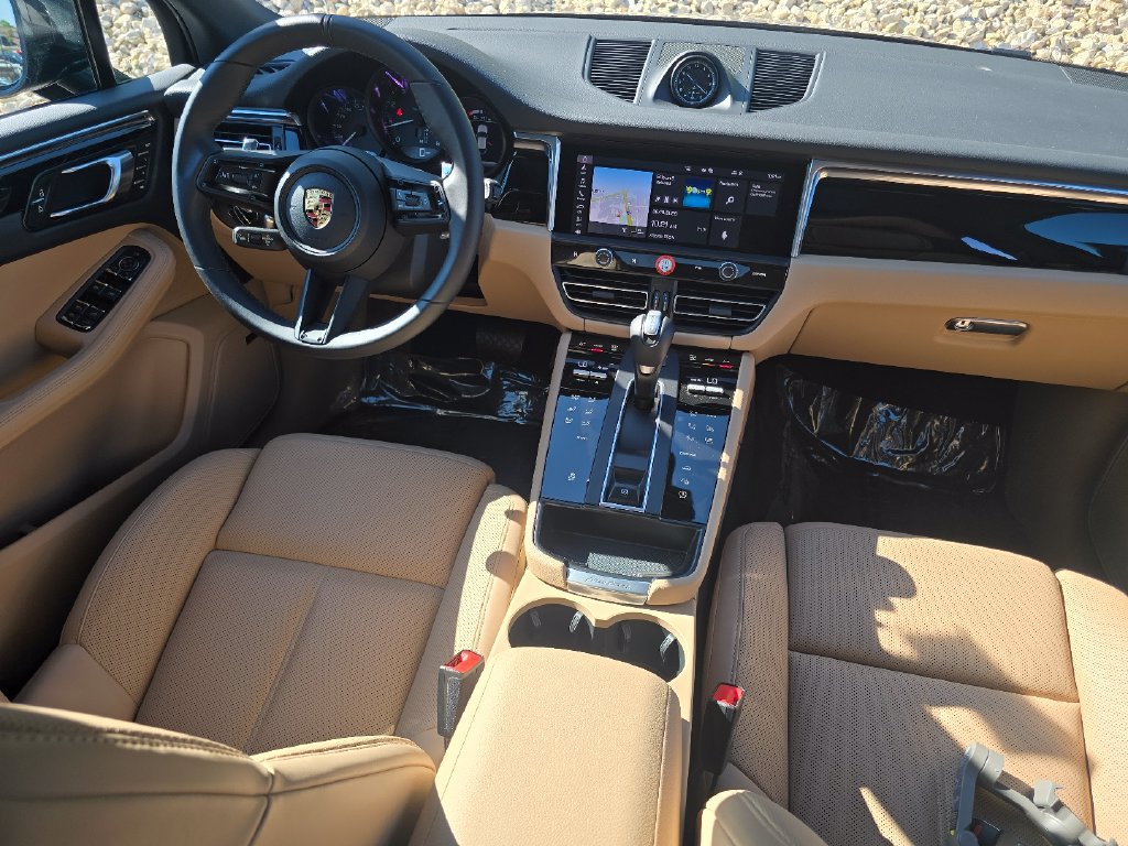 Certified 2026 Porsche Macan AWD/4WD image 17