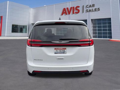 Used 2024 Chrysler Pacifica Touring-L image 7