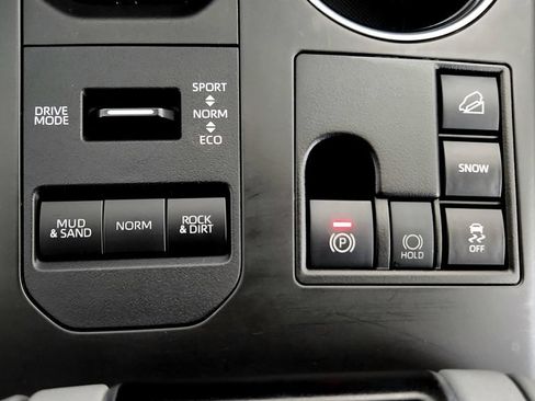 Used 2023 Toyota Highlander LE AWD/4WD image 35