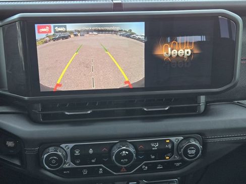 Used 2024 Jeep Wrangler Unlimited Rubicon AWD/4WD image 17