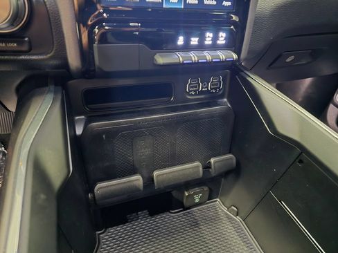 Used 2022 RAM 1500 Laramie AWD/4WD image 34