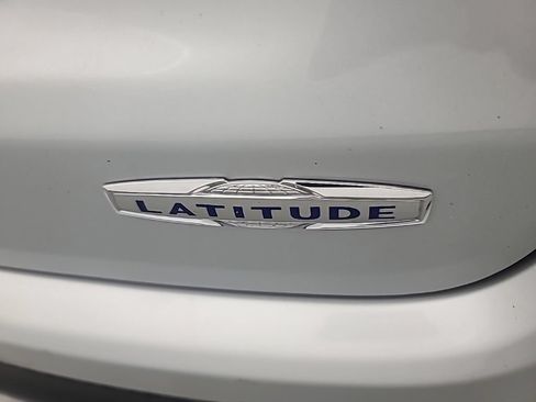 Used 2025 Jeep Compass Latitude AWD/4WD image 12