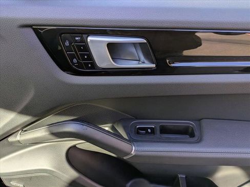 Used 2020 Porsche Cayenne image 28