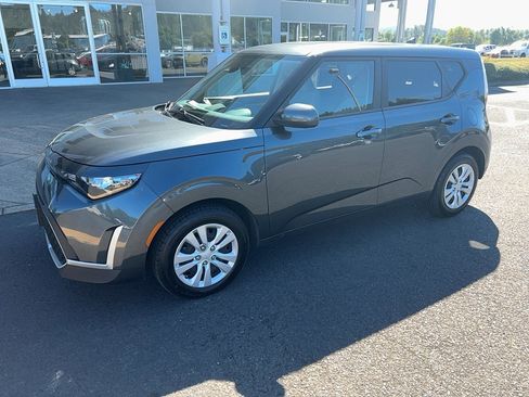 Used 2024 Kia Soul LX FWD image 2
