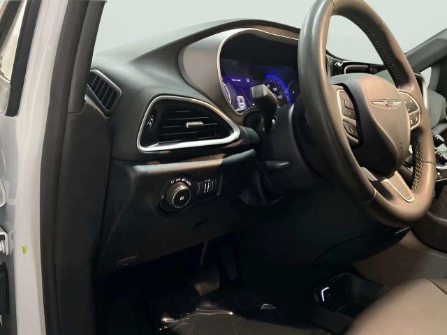 Used 2025 Chrysler Pacifica Select FWD image 30