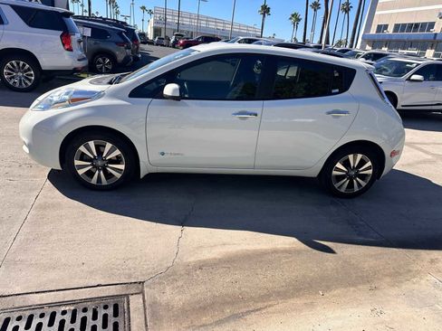 Used 2017 Nissan Leaf SV image 2