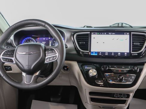 Used 2023 Chrysler Pacifica Touring-L FWD image 17