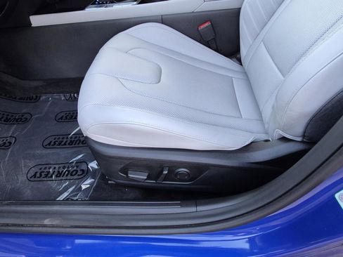 Used 2025 Hyundai Elantra Limited FWD image 19