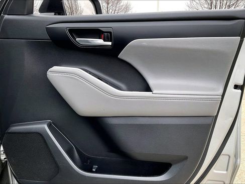 Used 2021 Toyota Highlander XLE AWD/4WD image 24