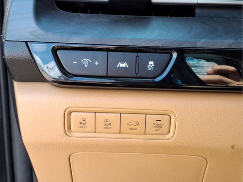 Used 2024 Kia Carnival EX FWD image 15