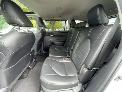 Used 2022 Toyota Highlander XLE AWD/4WD image 27