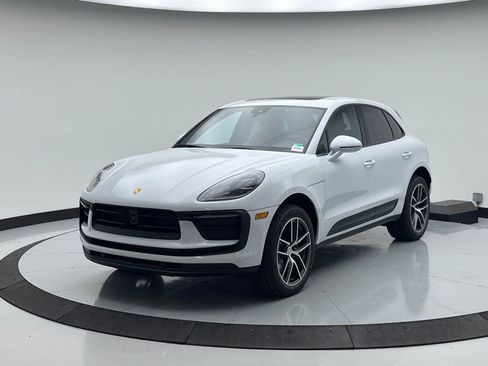Used 2025 Porsche Macan image 1