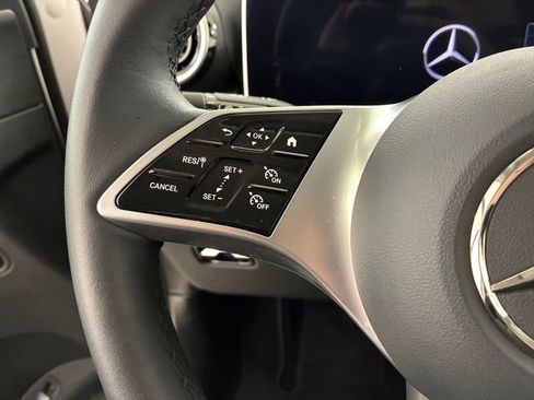 Used 2024 Mercedes-Benz GLC 300 4MATIC image 23