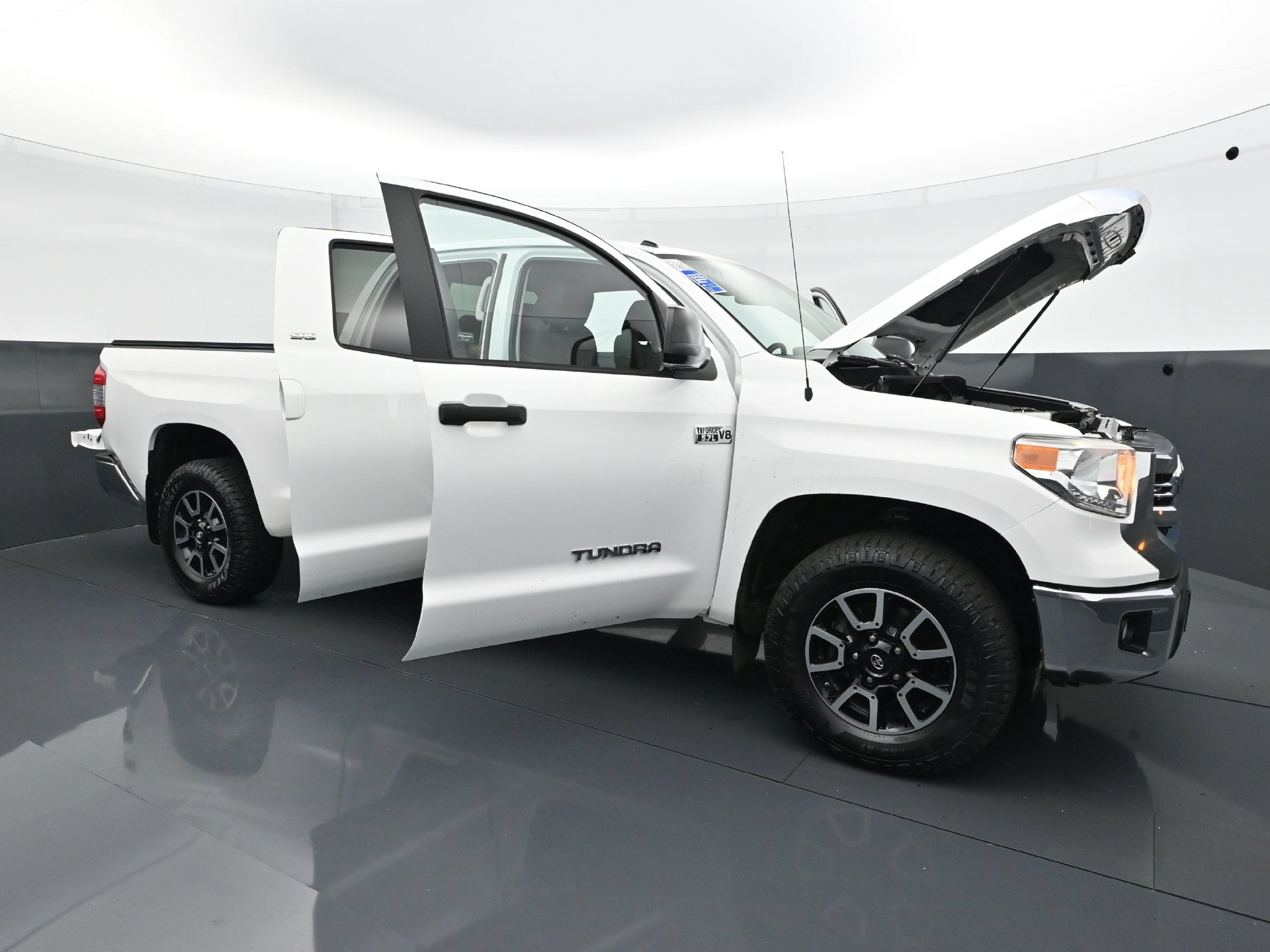 Used 2017 Toyota Tundra SR5 w/ TRD Off Road Package AWD/4WD image 31