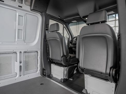 Used 2025 Mercedes-Benz Sprinter 2500 image 23