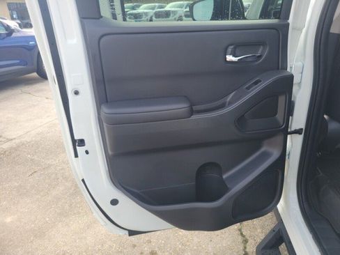 Used 2025 Nissan Frontier SV w/ SV Convenience Package RWD image 28