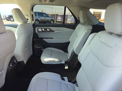 Used 2025 Ford Explorer Platinum w/ Ultimate Package image 11