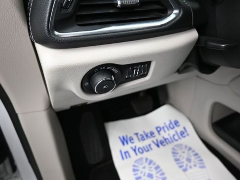 Used 2023 Chrysler Pacifica Limited image 30