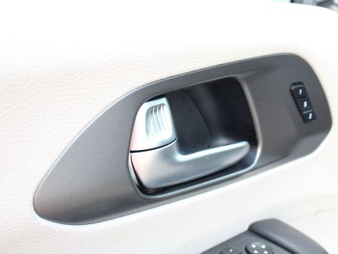 Used 2022 Chrysler Pacifica Touring-L w/ Uconnect Theater Family Group FWD image 7