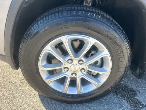 Used 2021 Jeep Grand Cherokee Laredo image 17