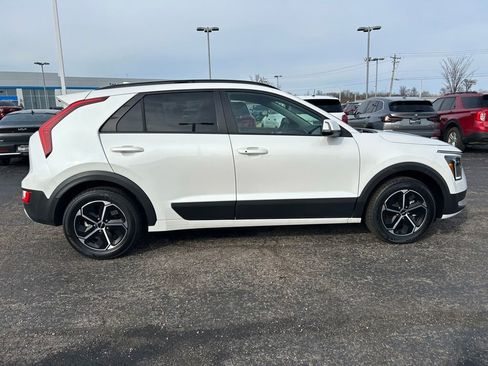 Used 2023 Kia Niro EX image 8