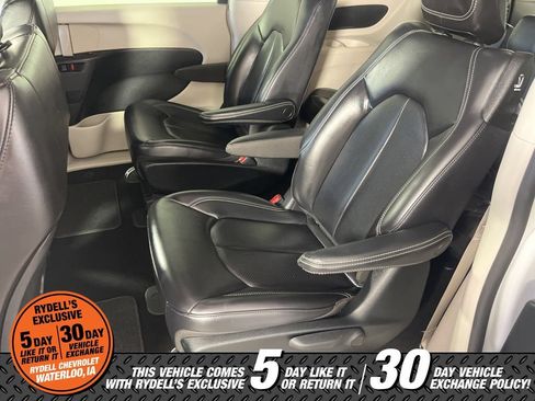 Used 2023 Chrysler Pacifica Touring-L FWD image 17