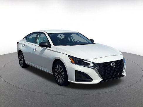 Used 2025 Nissan Altima 2.5 SV FWD image 3