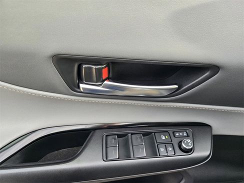 Used 2021 Toyota Venza image 17