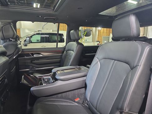 Used 2022 Jeep Grand Wagoneer Series I AWD/4WD image 16