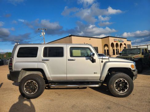 Used 2010 HUMMER H3 Luxury w/ Appearance Package AWD/4WD image 6