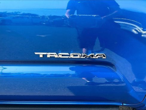 Used 2017 Toyota Tacoma SR5 w/ Tow Package AWD/4WD image 9