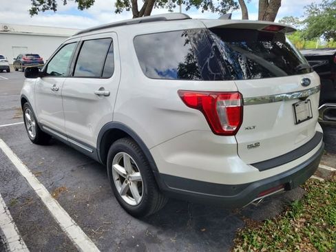 Used 2018 Ford Explorer XLT image 4