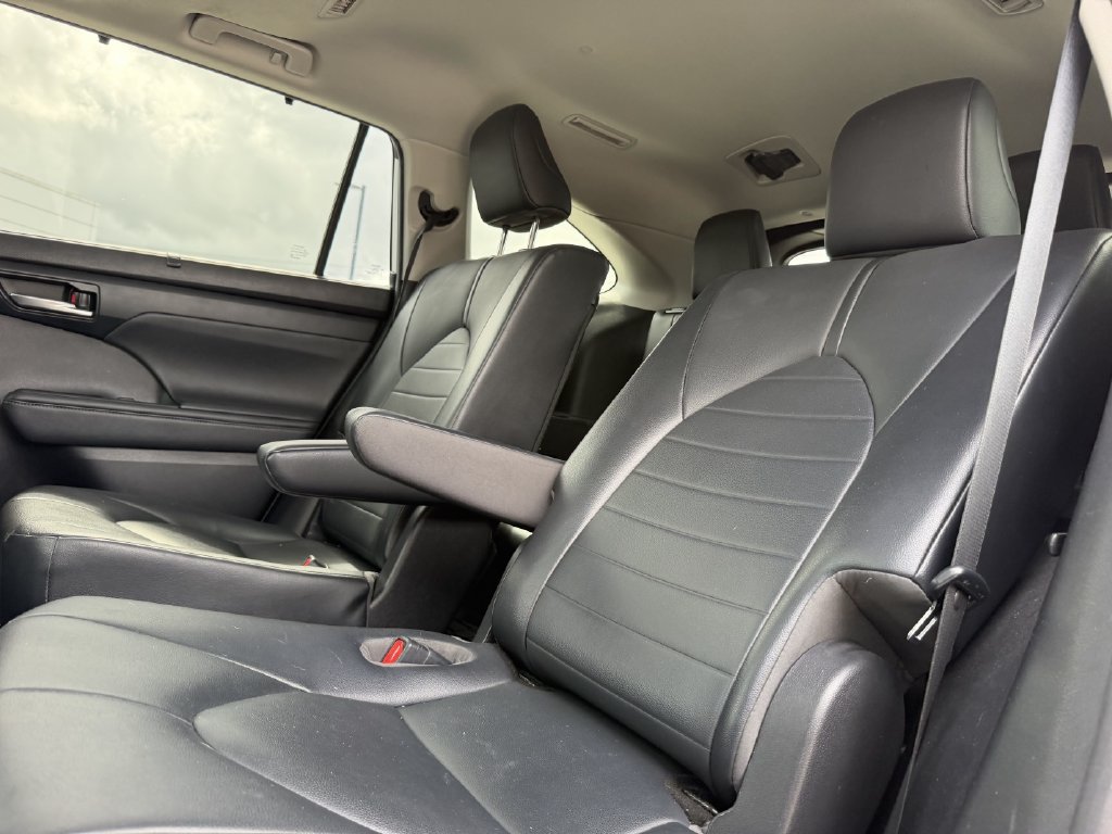 Used 2020 Toyota Highlander XLE FWD image 24