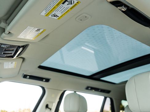 Used 2023 Land Rover Range Rover Long Wheelbase Autobiography image 28