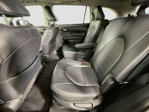 Used 2022 Toyota Highlander XLE FWD image 24
