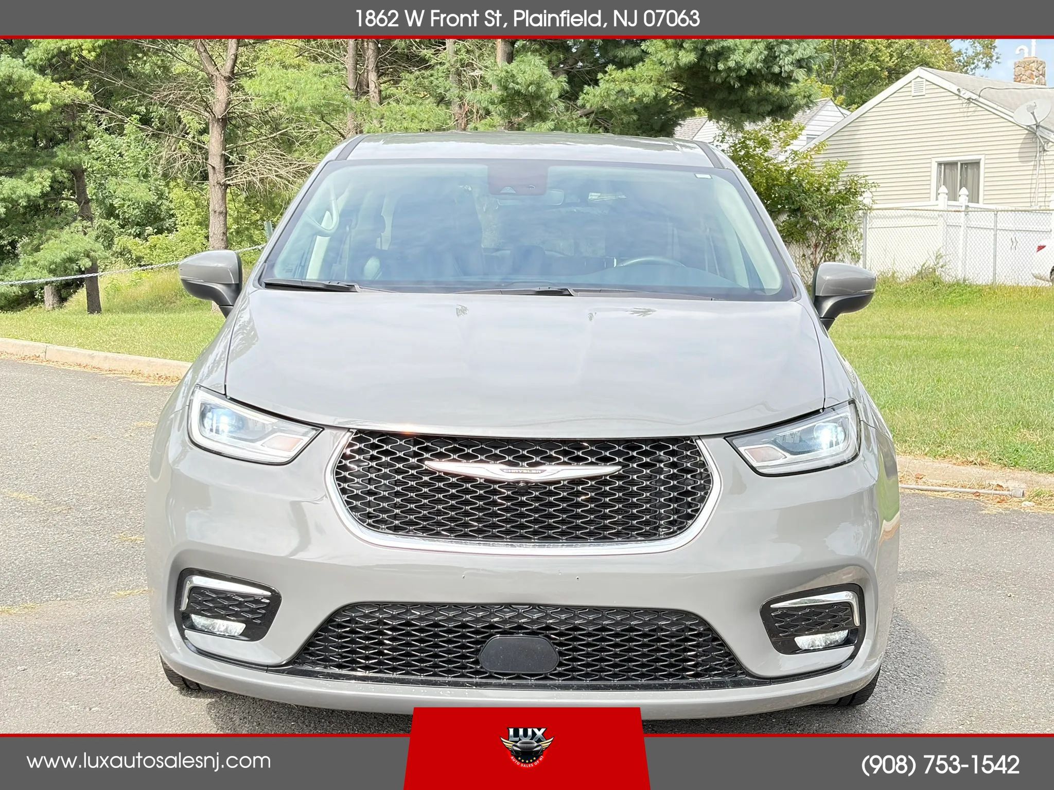 Used 2023 Chrysler Pacifica Touring-L FWD image 3