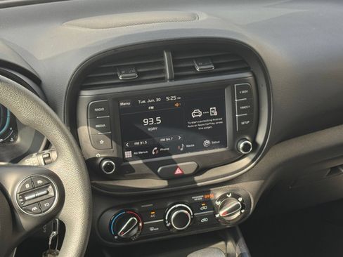 Used 2025 Kia Soul LX w/ LX Technology Package FWD image 17