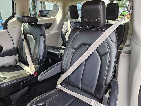 Used 2024 Chrysler Pacifica Touring-L FWD image 15