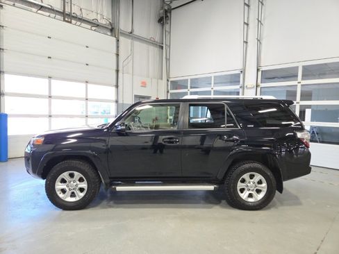 Used 2015 Toyota 4Runner SR5 Premium image 2