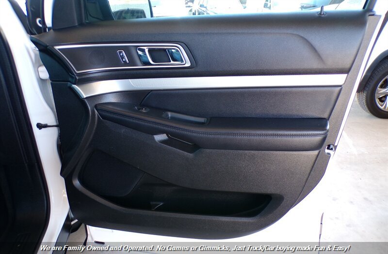 Used 2017 Ford Explorer XLT w/ Equipment Group 202A FWD image 24