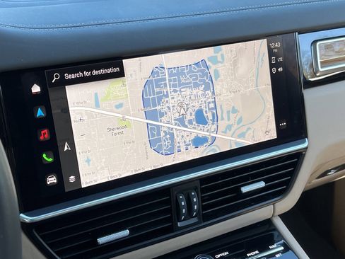 Certified 2022 Porsche Cayenne Platinum Edition image 27