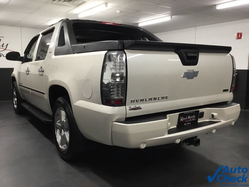 Used 2011 Chevrolet Avalanche LTZ AWD/4WD image 8