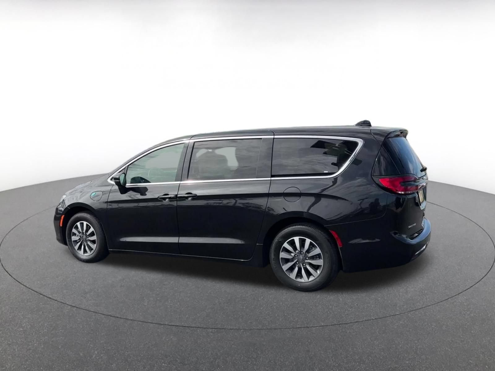 Used 2023 Chrysler Pacifica Touring-L FWD image 9