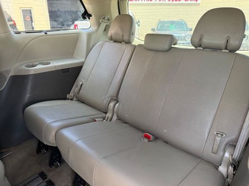 Used 2016 Toyota Sienna XLE w/ XLE Navigation Package FWD image 6