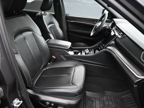 Used 2024 Jeep Grand Cherokee L Limited image 12